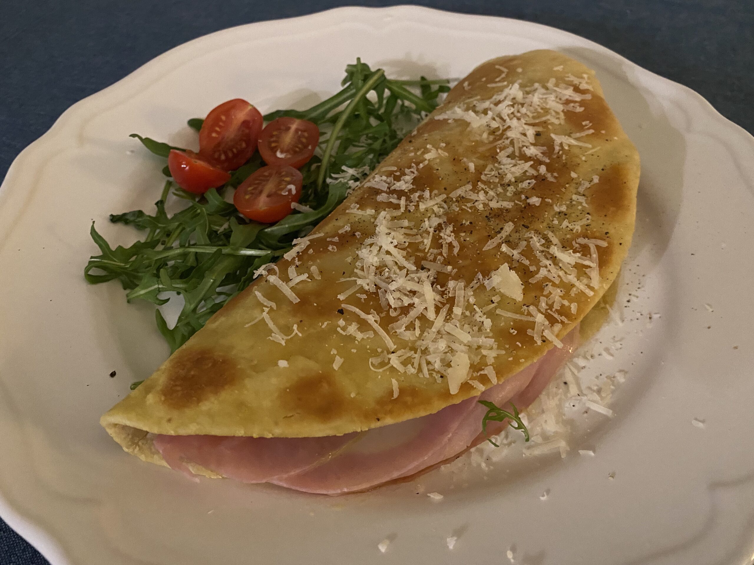 Bilden visar en Piadina serverad på tallriken