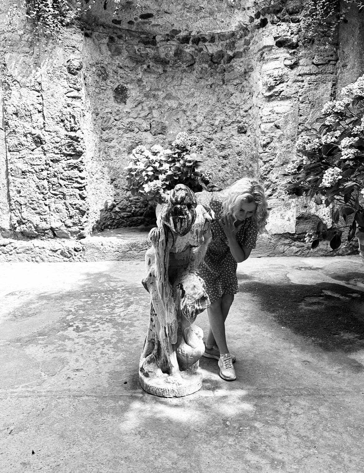 Bilden visar Annette Lefterow i Castello Aragonense