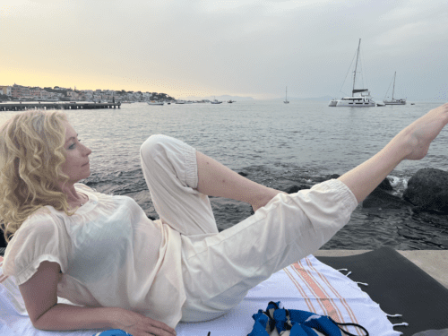Bilden visar Annette Lefterow i en pilates position på Ischia Ponte