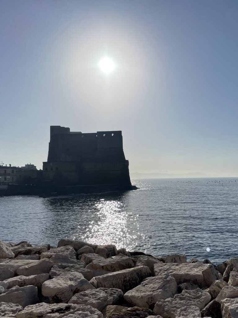 Bilden visar Neapel vid havet